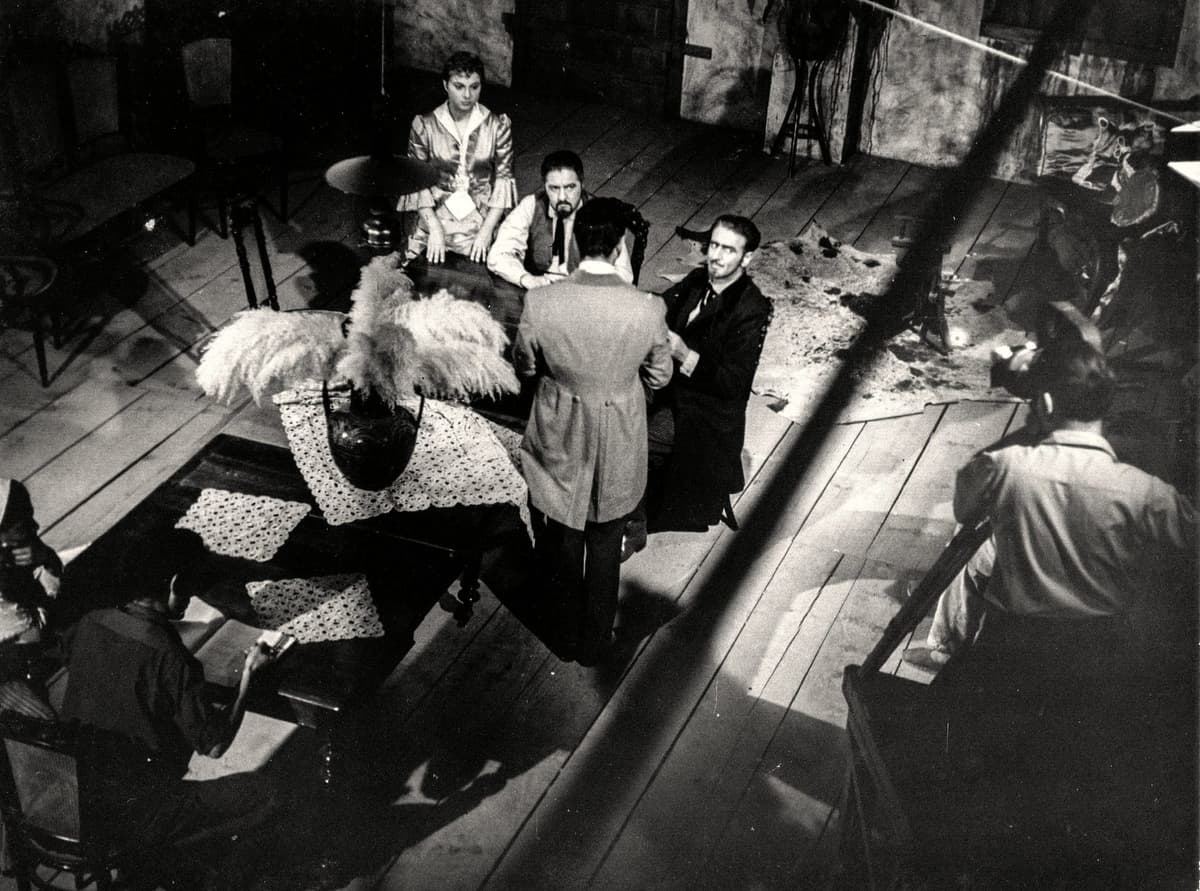 Atores em cena no palco, em fotografia antiga.