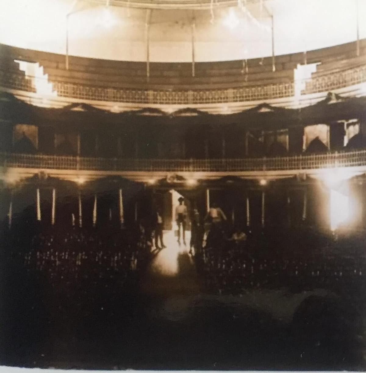 O interior em ferradura na noite de inauguração — 31 de outubro de 1914, com o palco iluminado ao fundo e a plateia lotada.