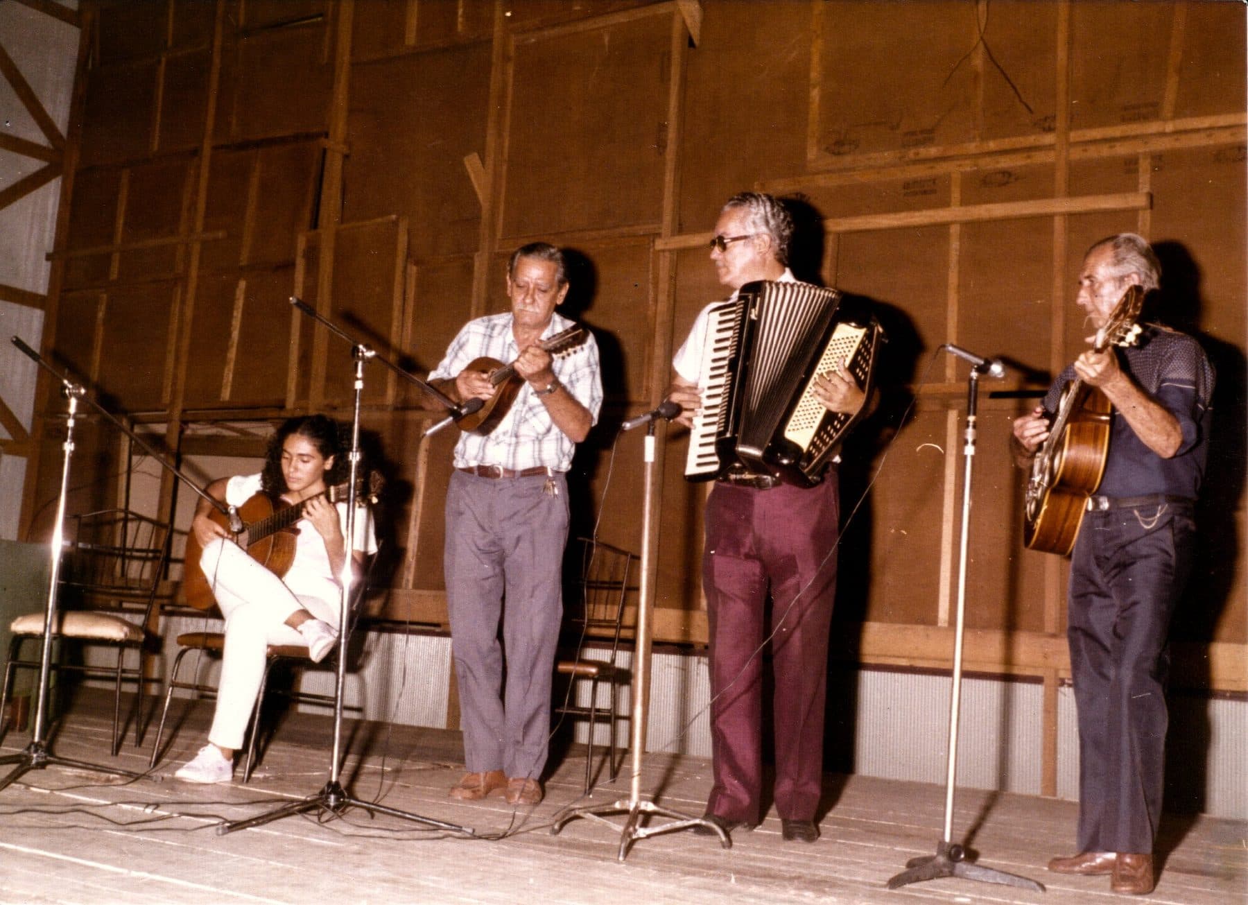 Badi Assad e Jorge Assad com mais 2 músicos, em cena — a música voltava ao Theatro aos poucos.