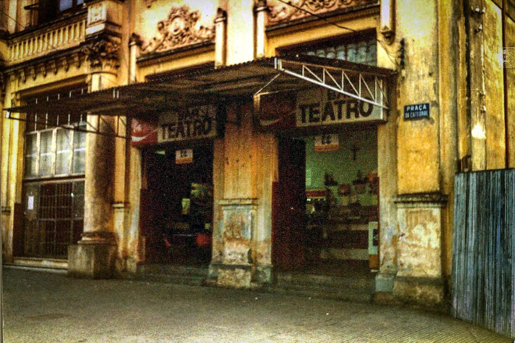 A porta do antigo Bar Theatro, já em avançada decadência.