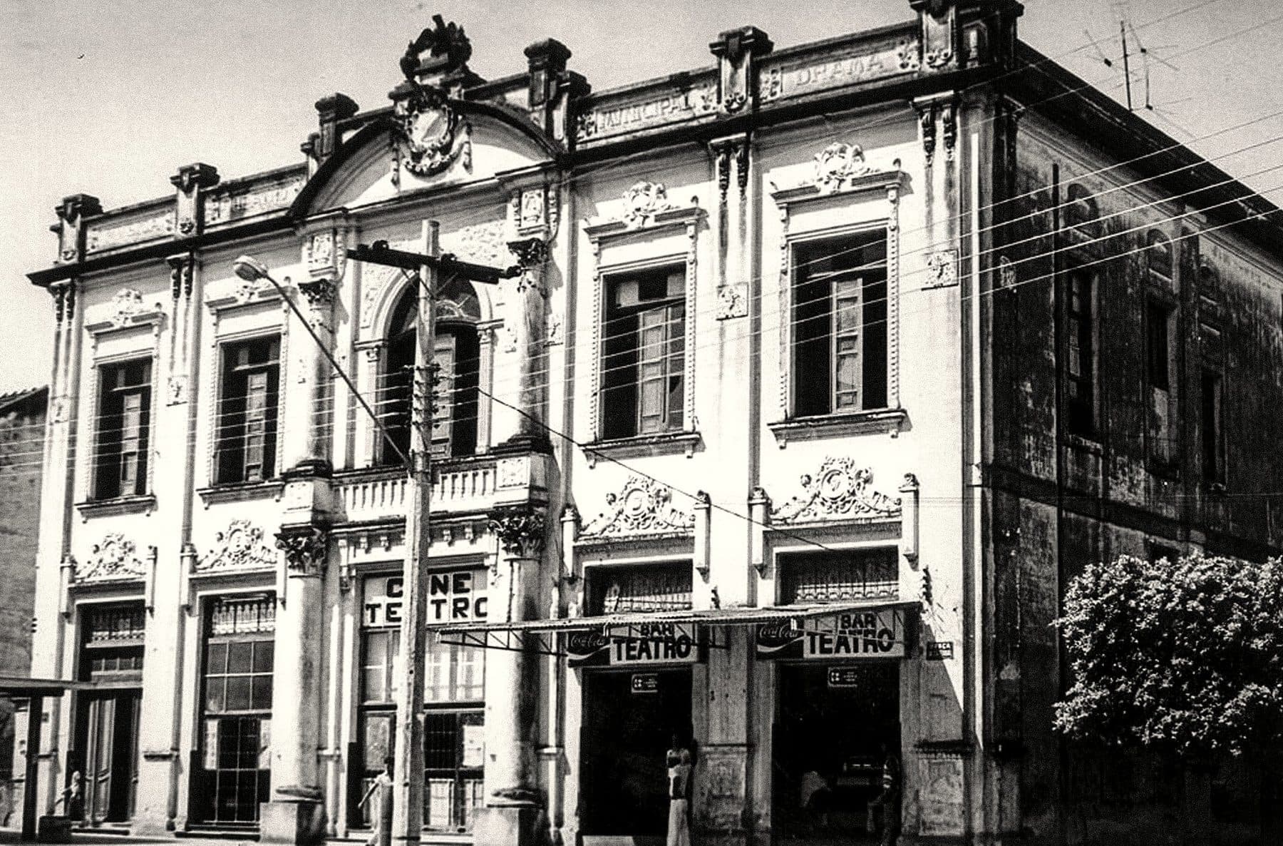 Salão do Theatro ocupado por um grande baile, com público na plateia e galerias.