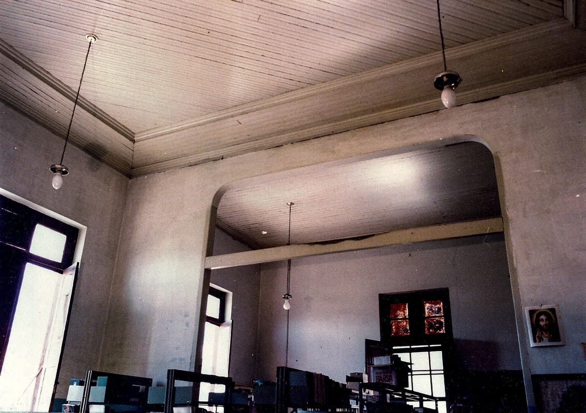 A biblioteca abrigada no edifício — o Theatro também como casa de leitura.