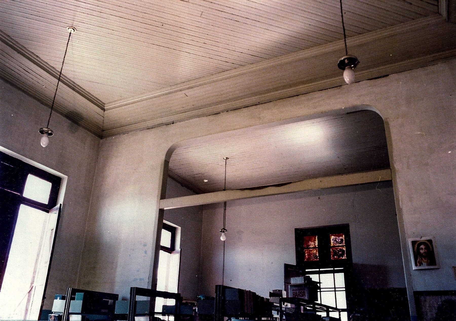 A biblioteca abrigada no edifício — o Theatro também como casa de leitura.