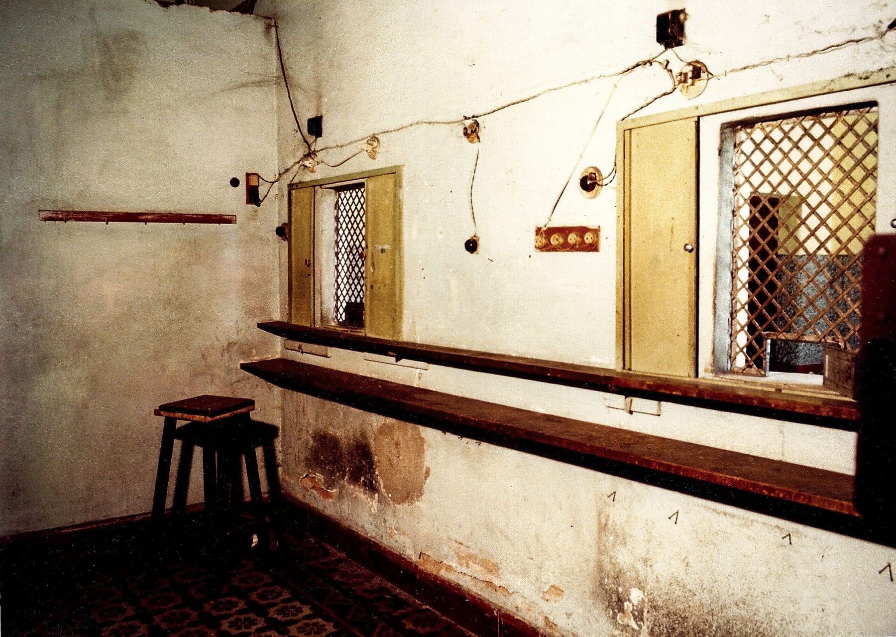 A bilheteria — porta de entrada para as noites de espetáculo e cinema, jea bem decadente.