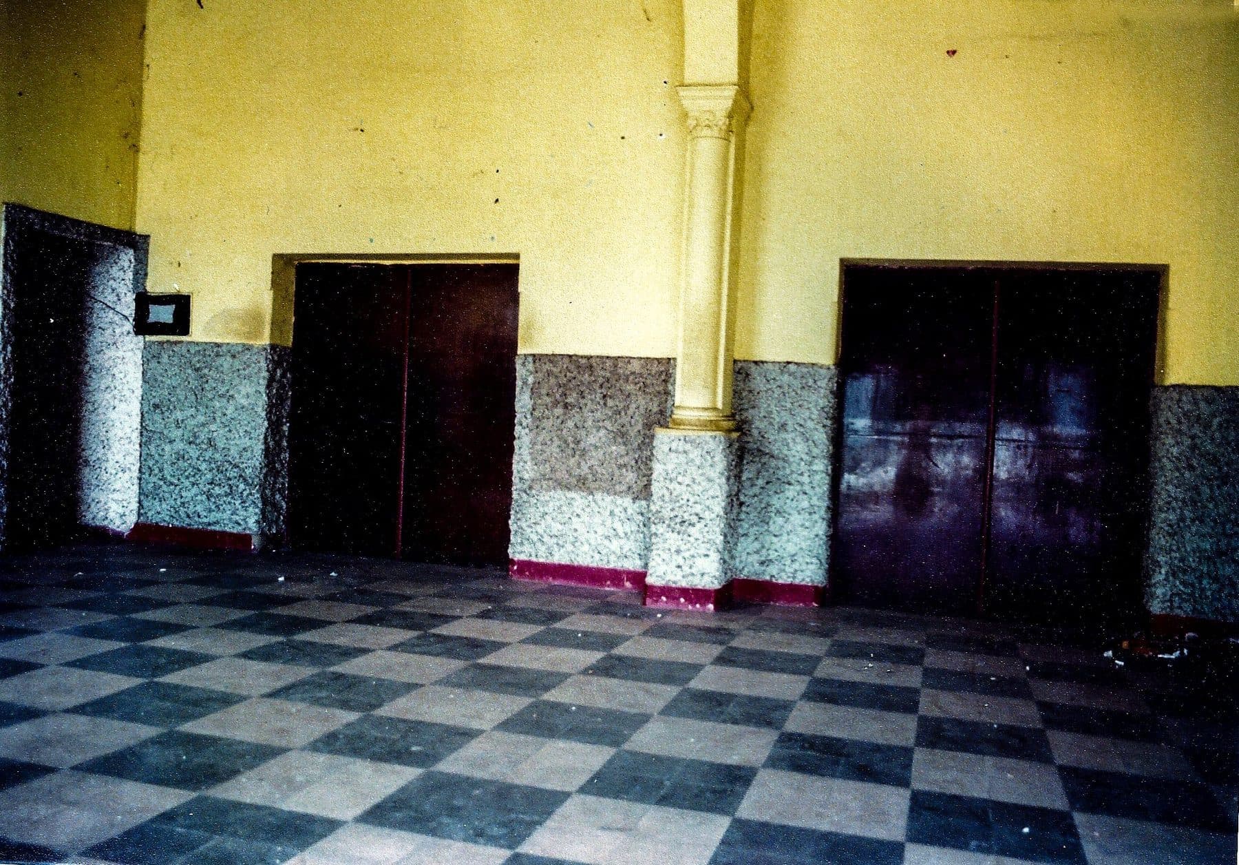 O foyer — área de recepção e convivência antes da entrada na sala. É ali que estão hoje as quatro estátuas de mármore de Carrara, as Quatro Estações, vindas da Praça Armando de Salles e restauradas no Rio a pedido de João Merlin.