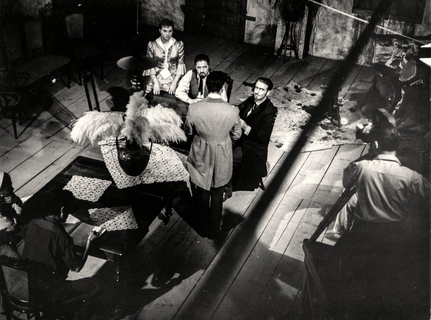 Atores em cena no palco, em fotografia antiga.