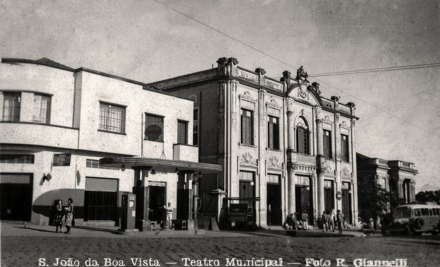 O Theatro e o posto vizinho na década de 1950, no tempo do Cine Theatro.