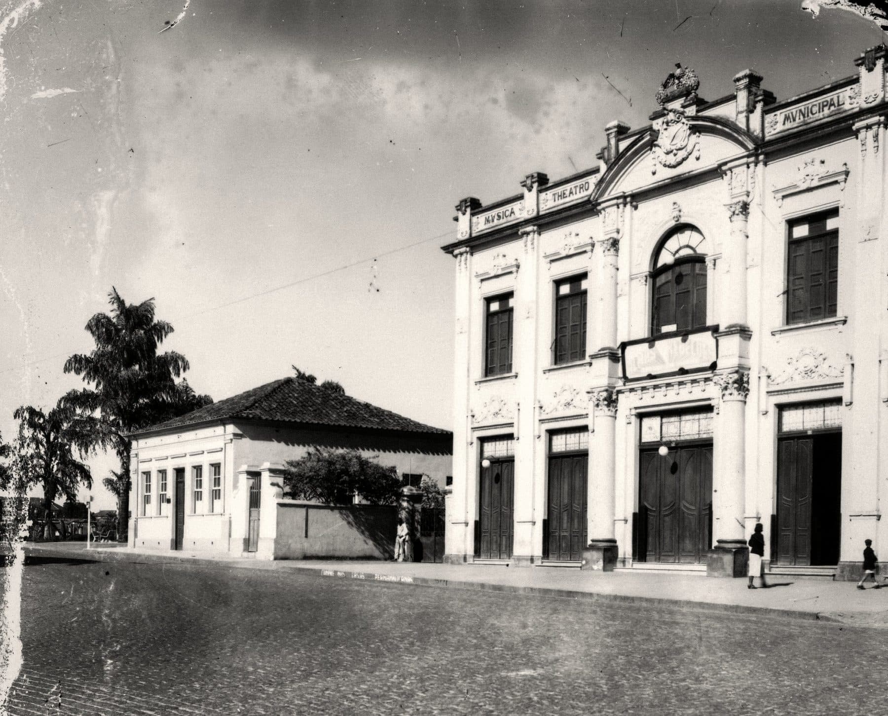 A fachada eclética do Theatro Municipal em vista frontal, com frontão e medalhões.
