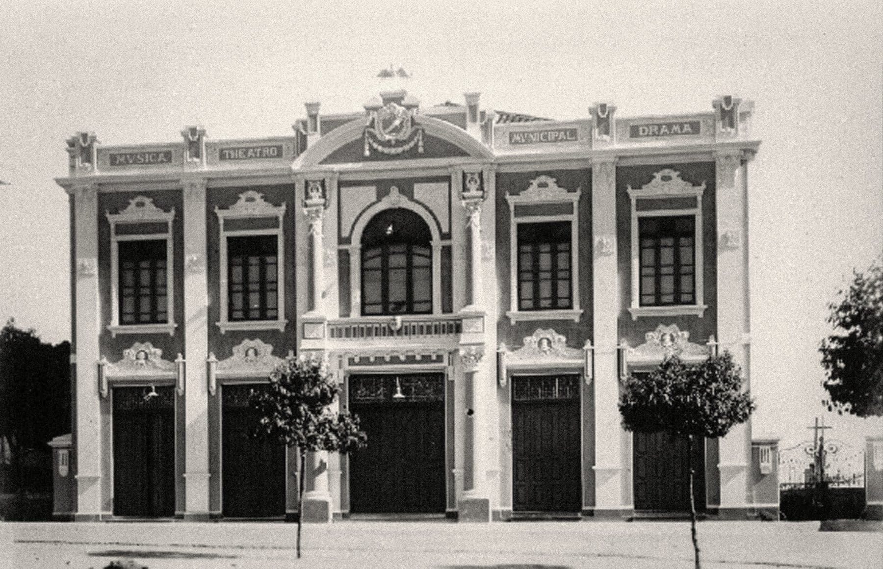 Registro antigo da fachada, ainda com a pintura original — uma das muitas camadas de tempo do edifício.