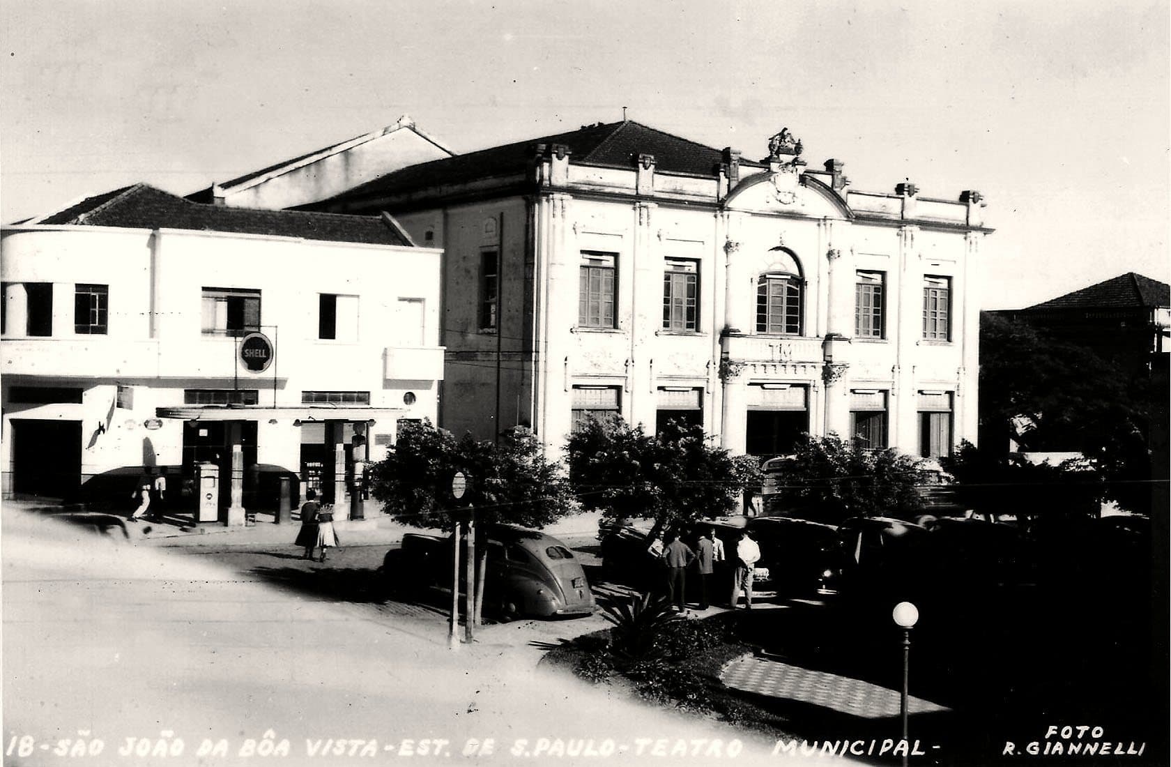 O Theatro e a praça — a escala do edifício na paisagem urbana de São João da Boa Vista.