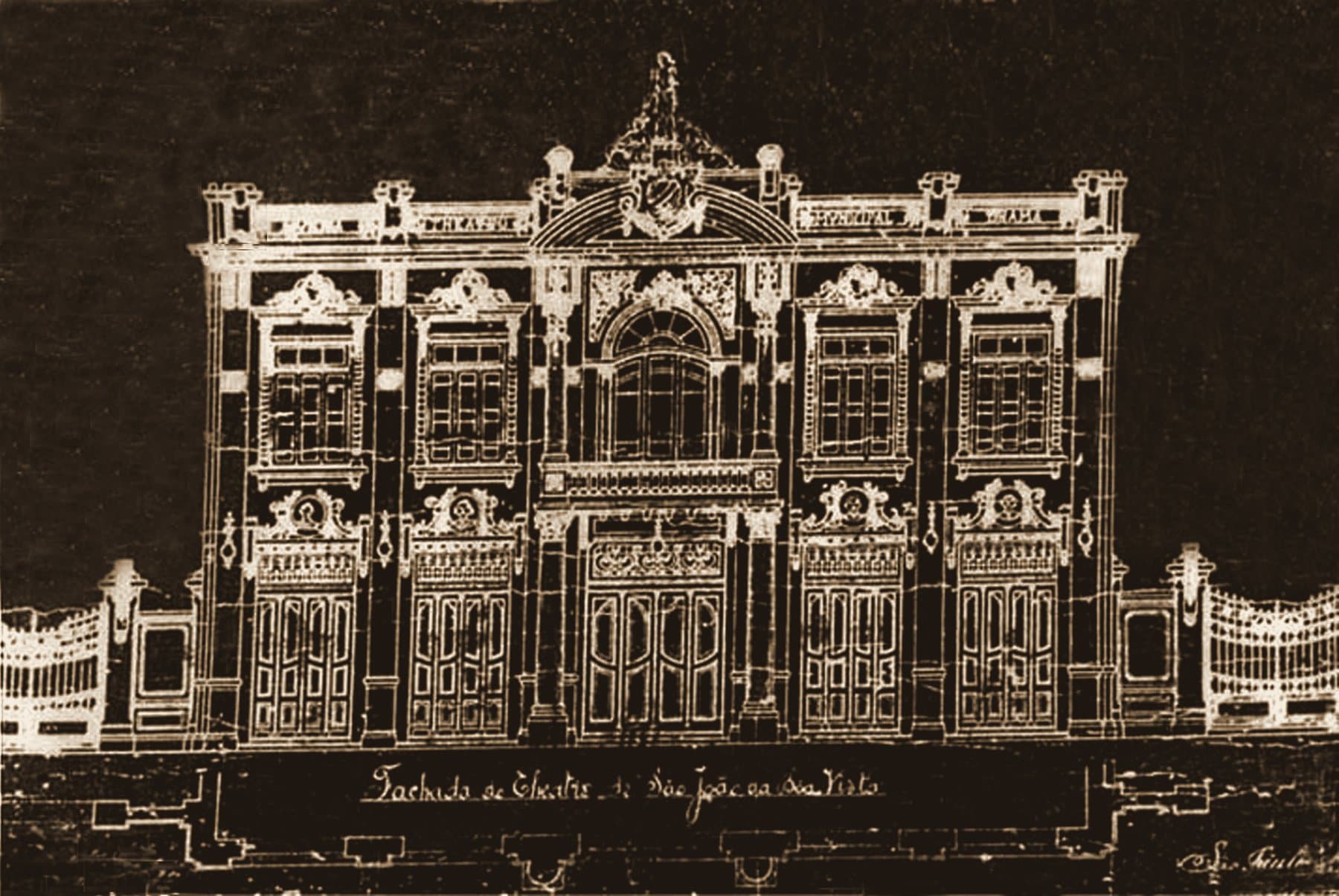 O projeto original da fachada, 1913 — o desenho eclético assinado por J. Pucci. Sob a cártula central, o desenho previa três cariátides (uma de pé, duas reclinadas), onde a obra acabou pondo a águia de asas abertas.