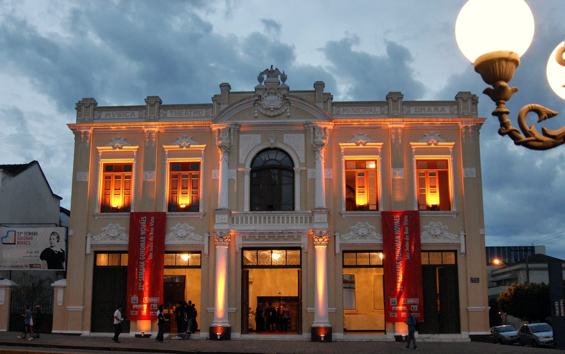 A fachada iluminada ao entardecer — o frontão e as arcadas sob a luz do fim de tarde.