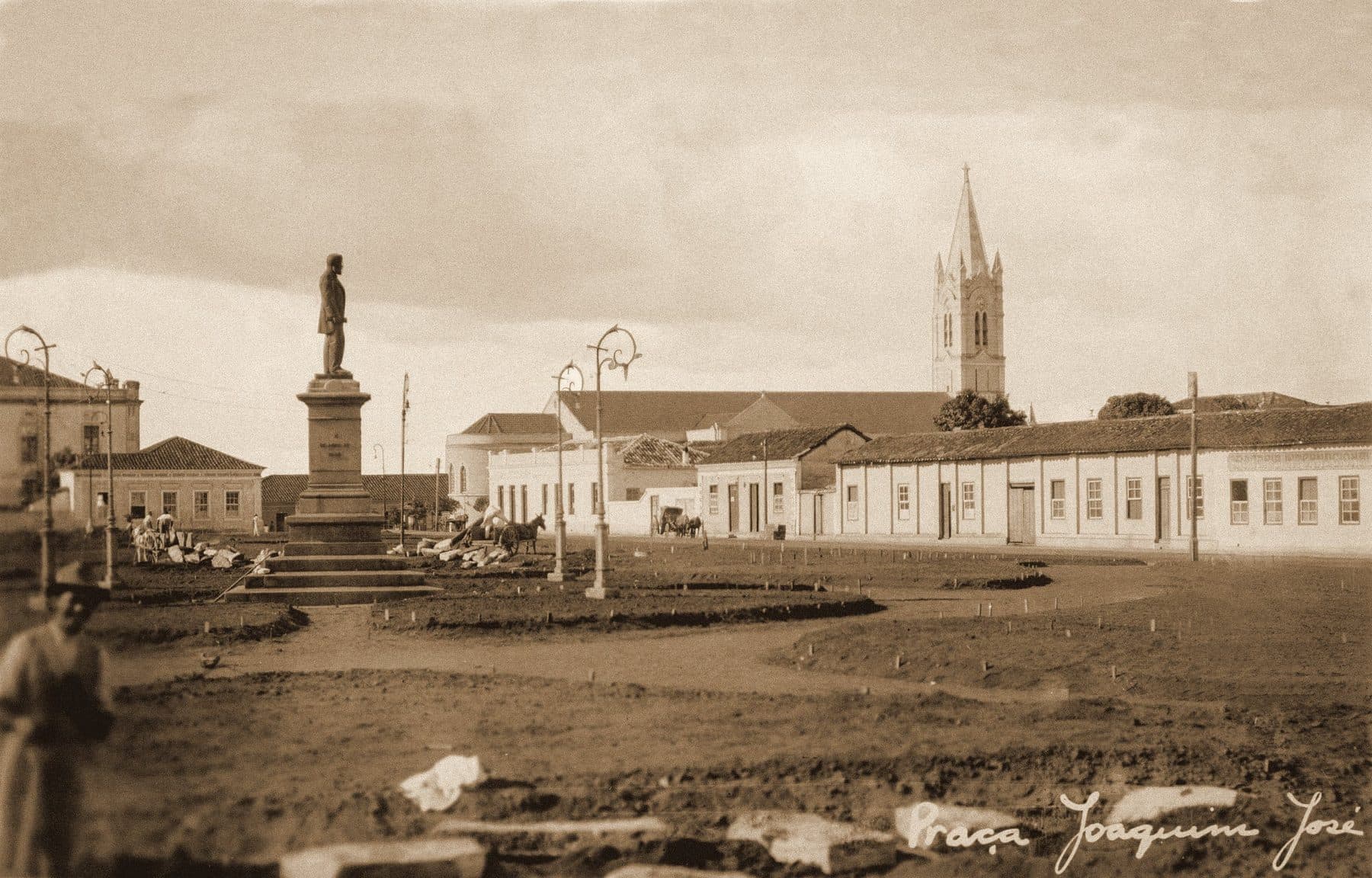 A antiga Praça Joaquim José, em tom sépia — o centro histórico de São João.