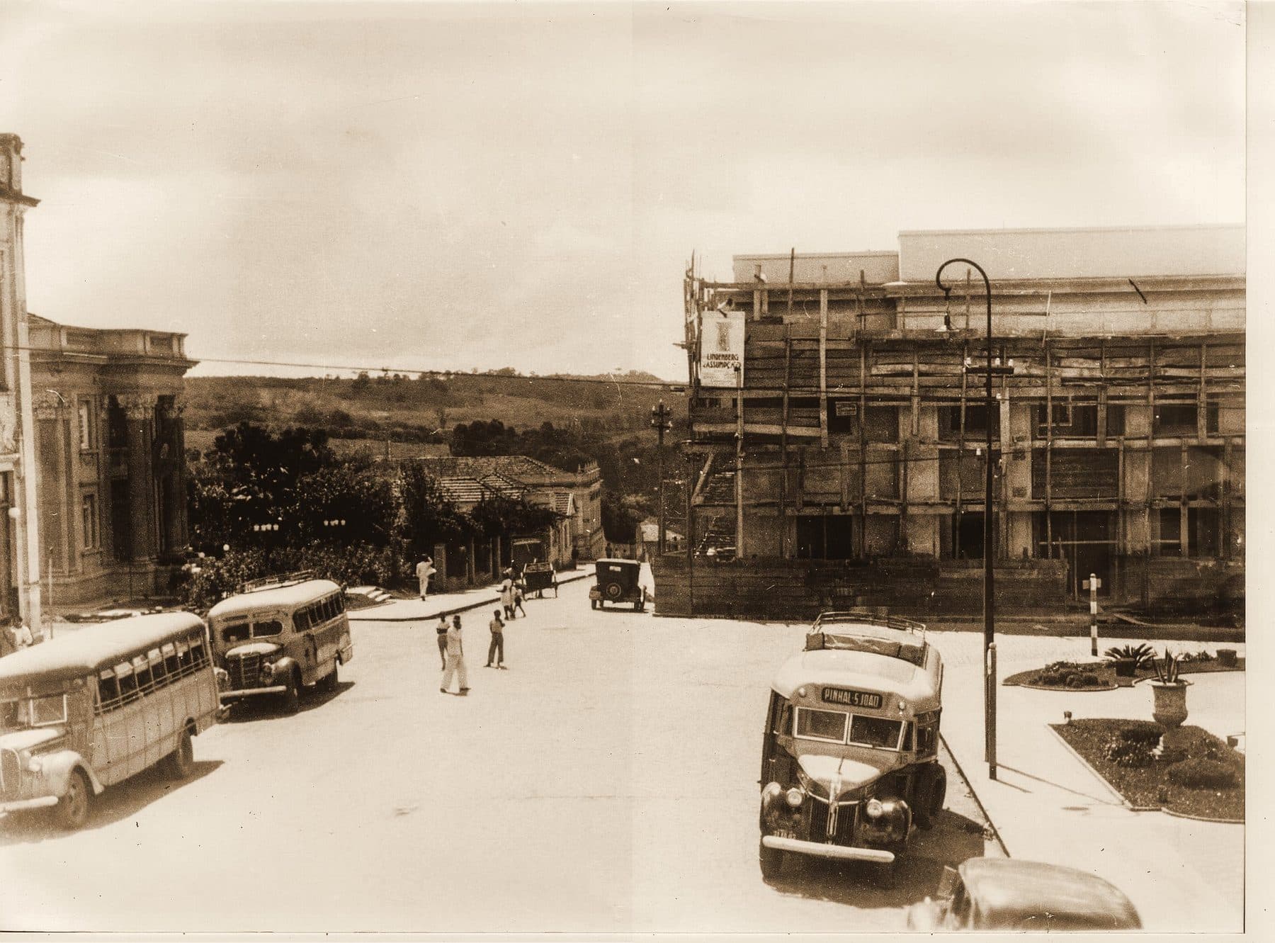 A rua antiga em frente ao Theatro, no centro histórico de São João da Boa Vista.
