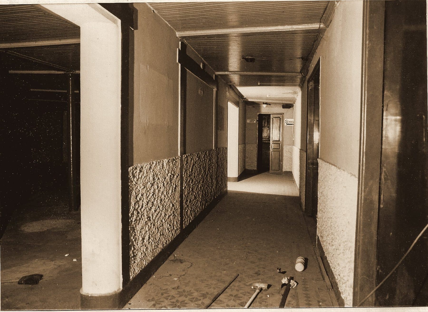 O Theatro deteriorado, no período de declínio que antecedeu a mobilização.