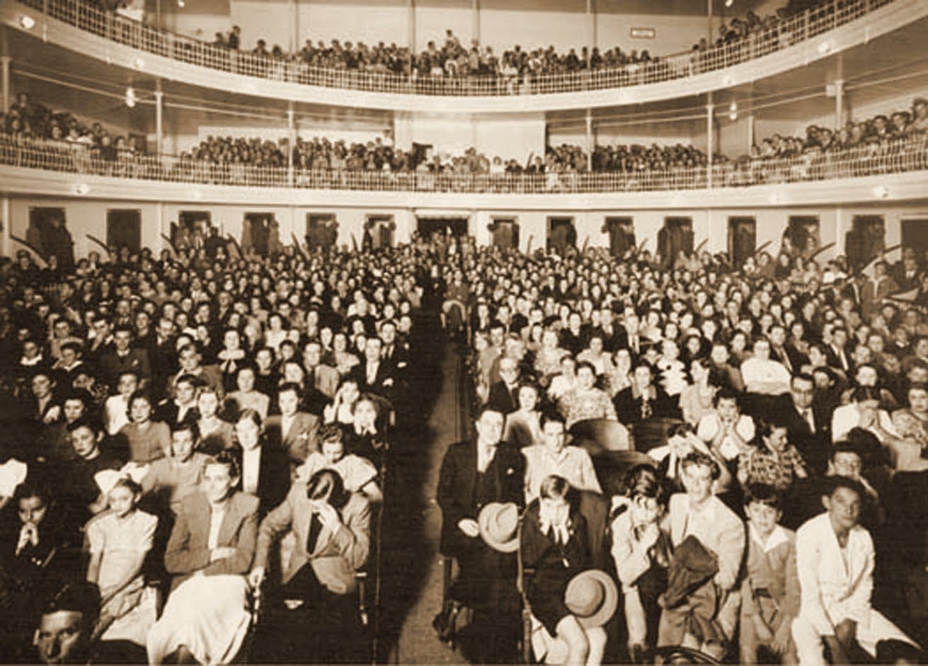A plateia lotada em 22 de novembro de 1940 — a sala em ferradura cheia, do palco às galerias.