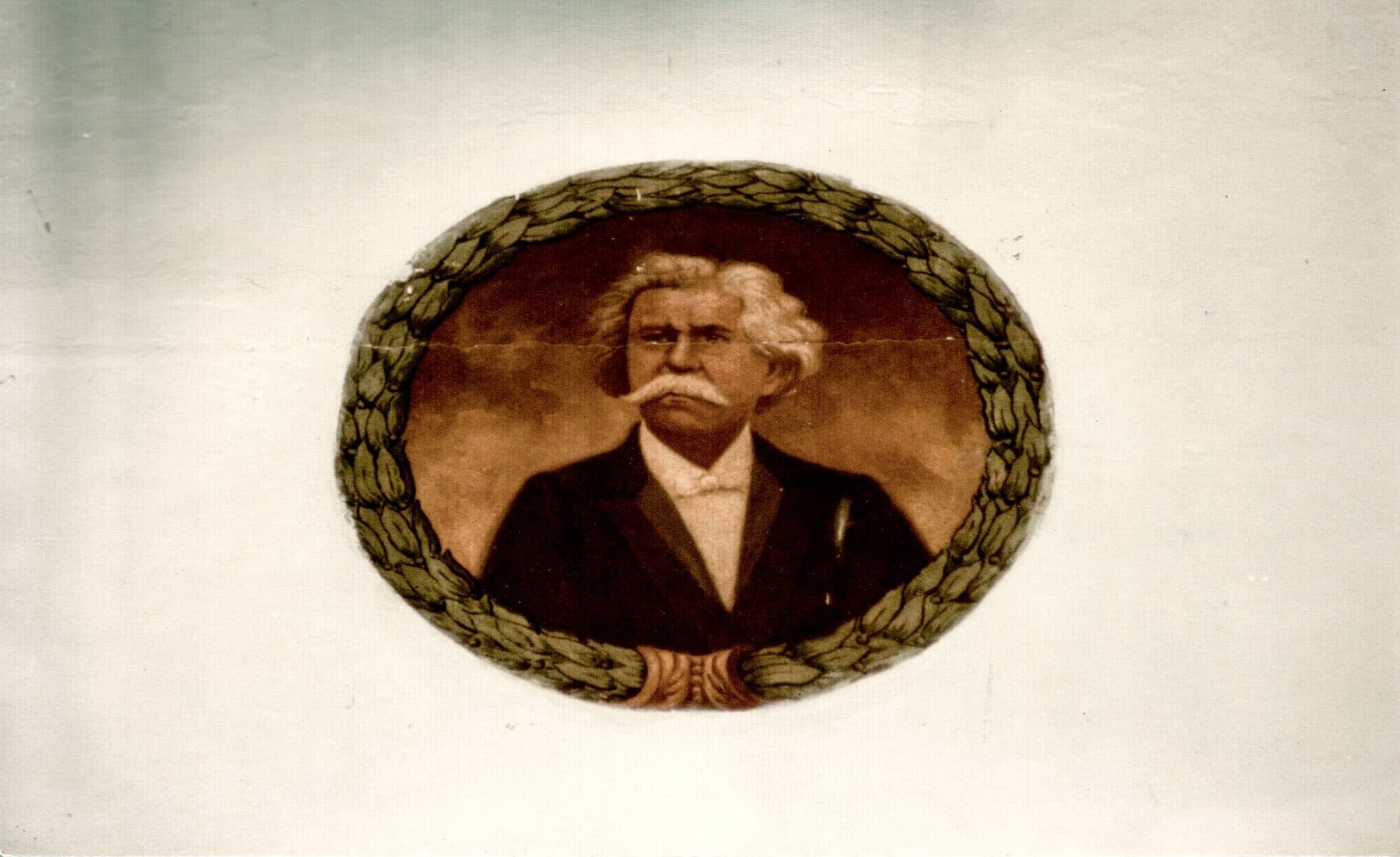 O medalhão de Carlos Gomes restaurado, sem os ornamentos repintados.