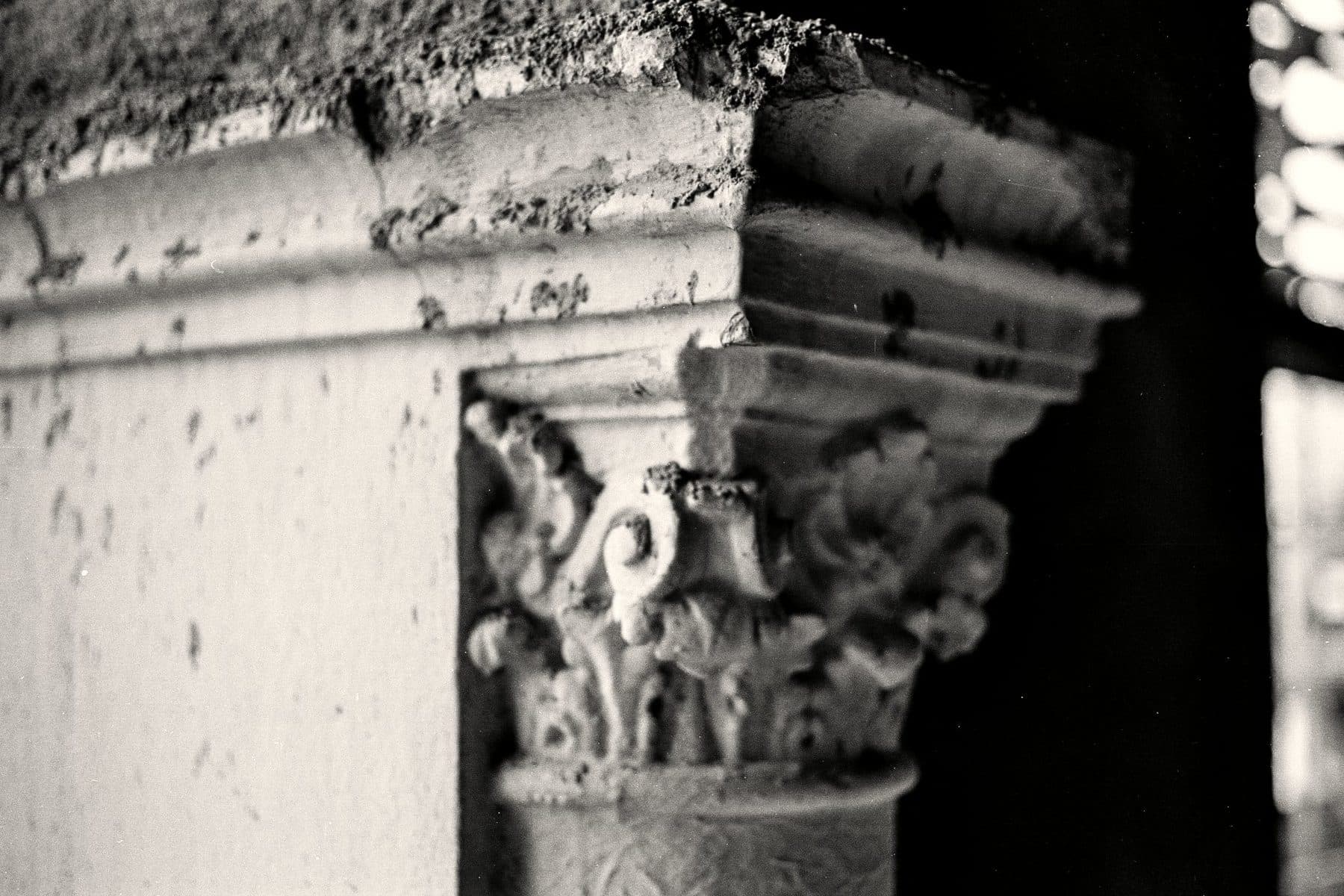 Ornamento da sala — frisos e modenaturas antes de serem recuperados no restauro.