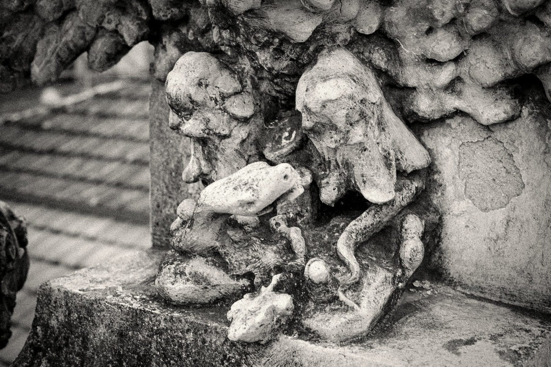 Detalhe dos ornamentos esculpidos da fachada, antes da recuperação.