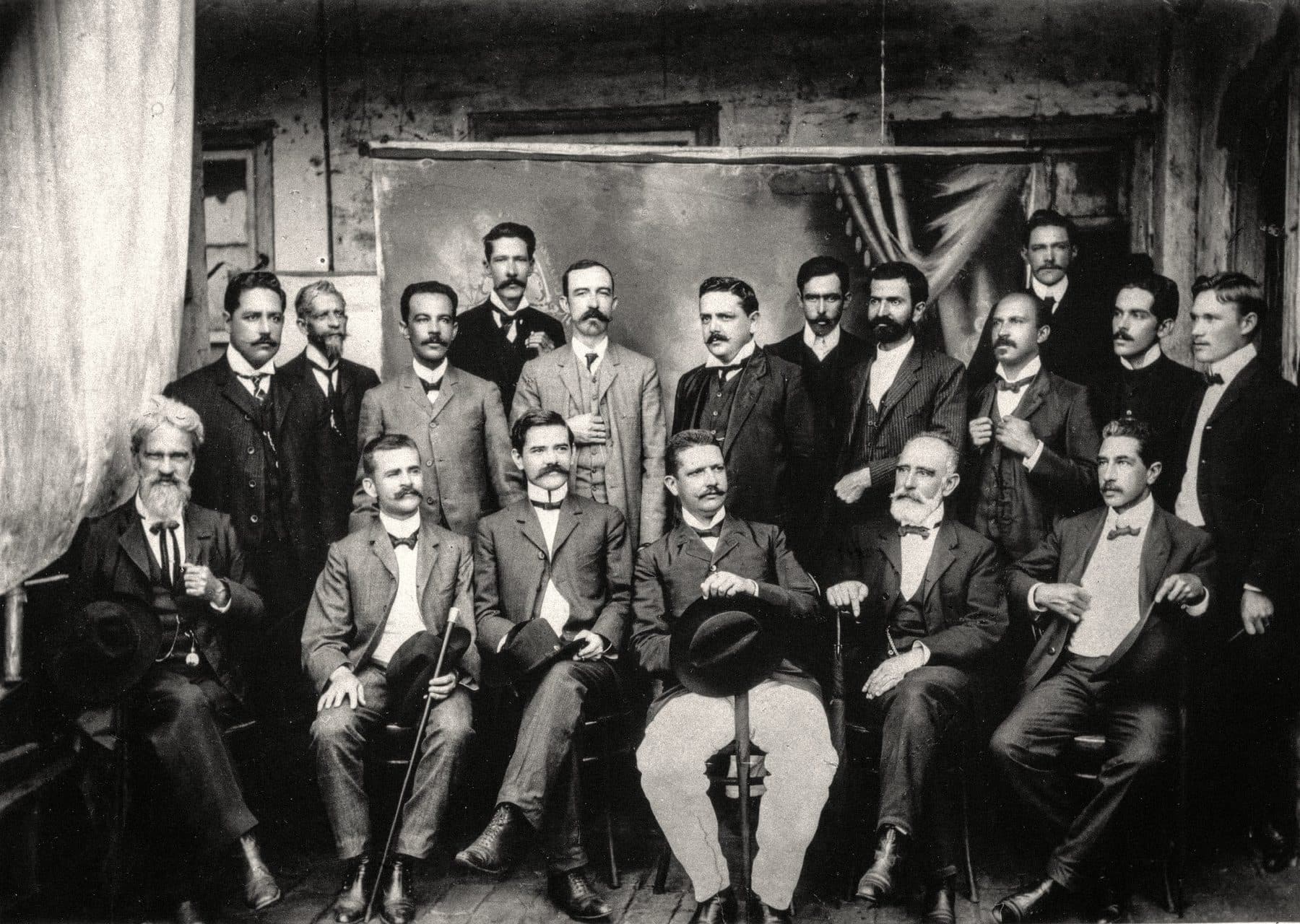 Acionistas da Companhia Teatral Sanjoanense — a rede de mais de cem cidadãos que financiou a construção, a partir de 1912.