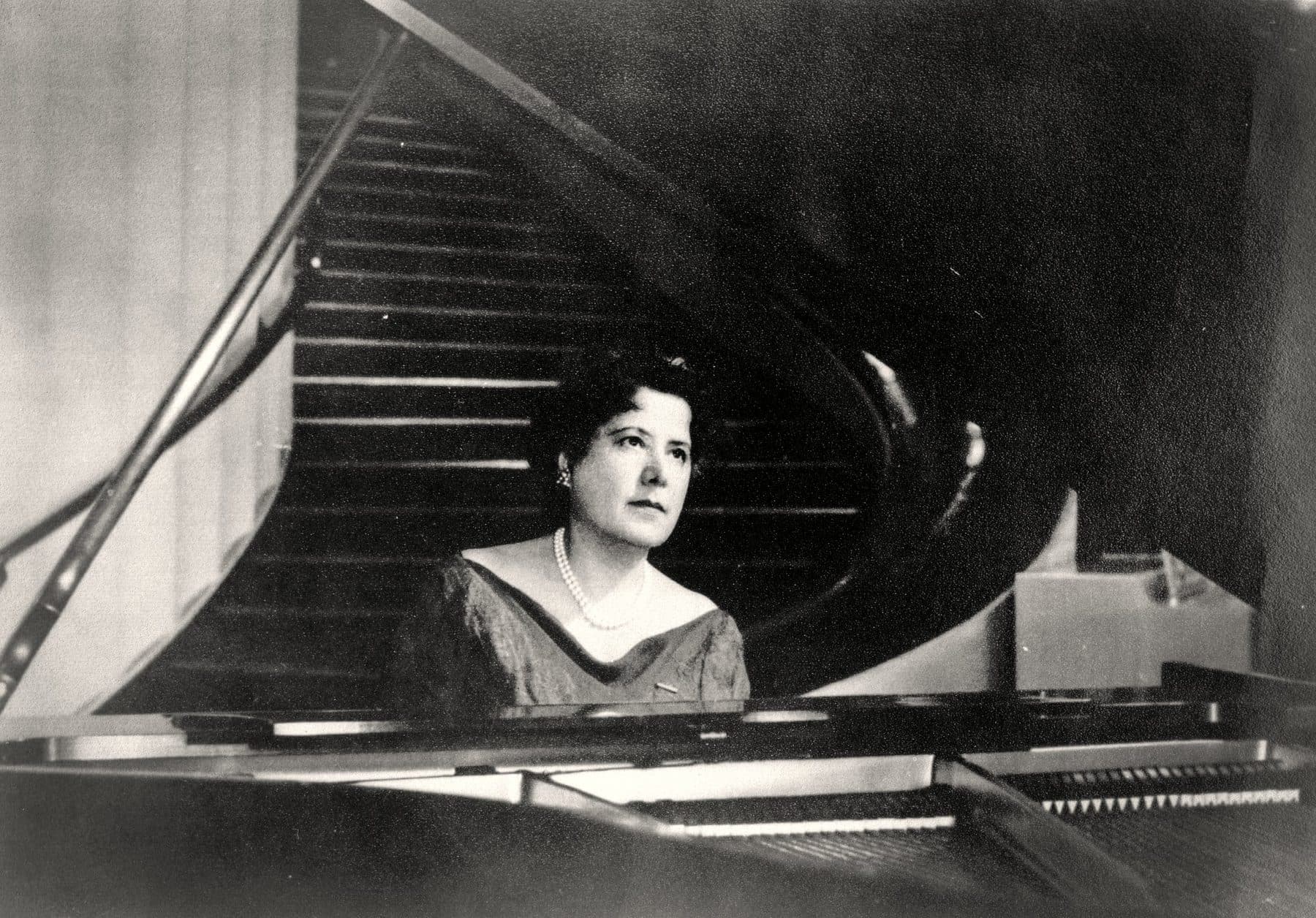 Retrato de Guiomar Novaes ao piano.