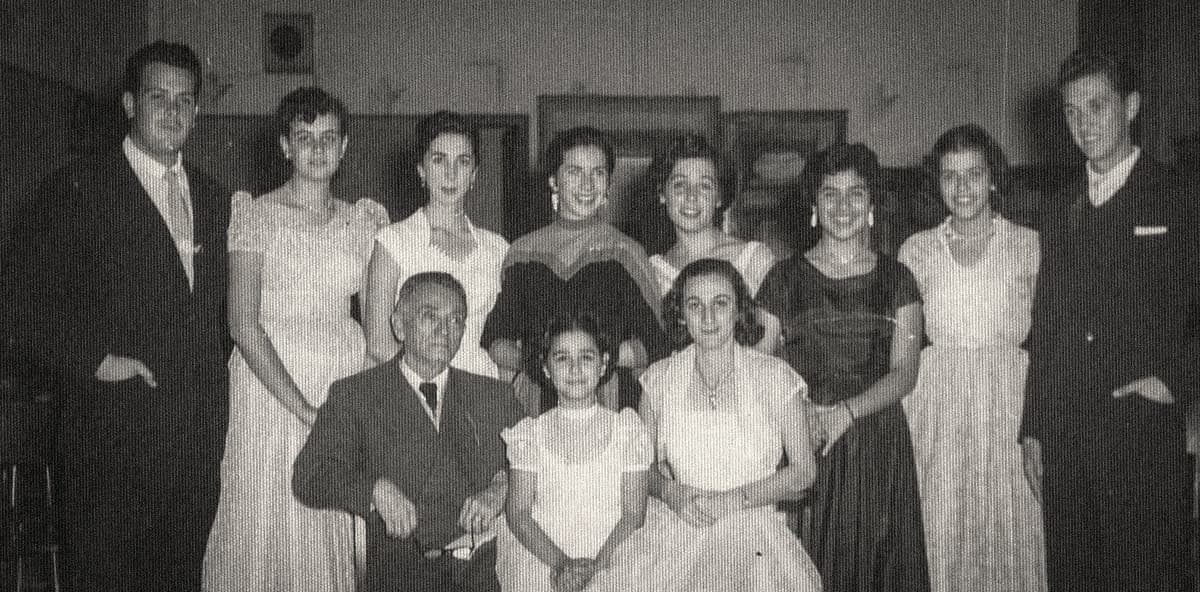 A professora Miriam Pipano (sentada, à direita) e alunos, em 24 de maio de 1954.