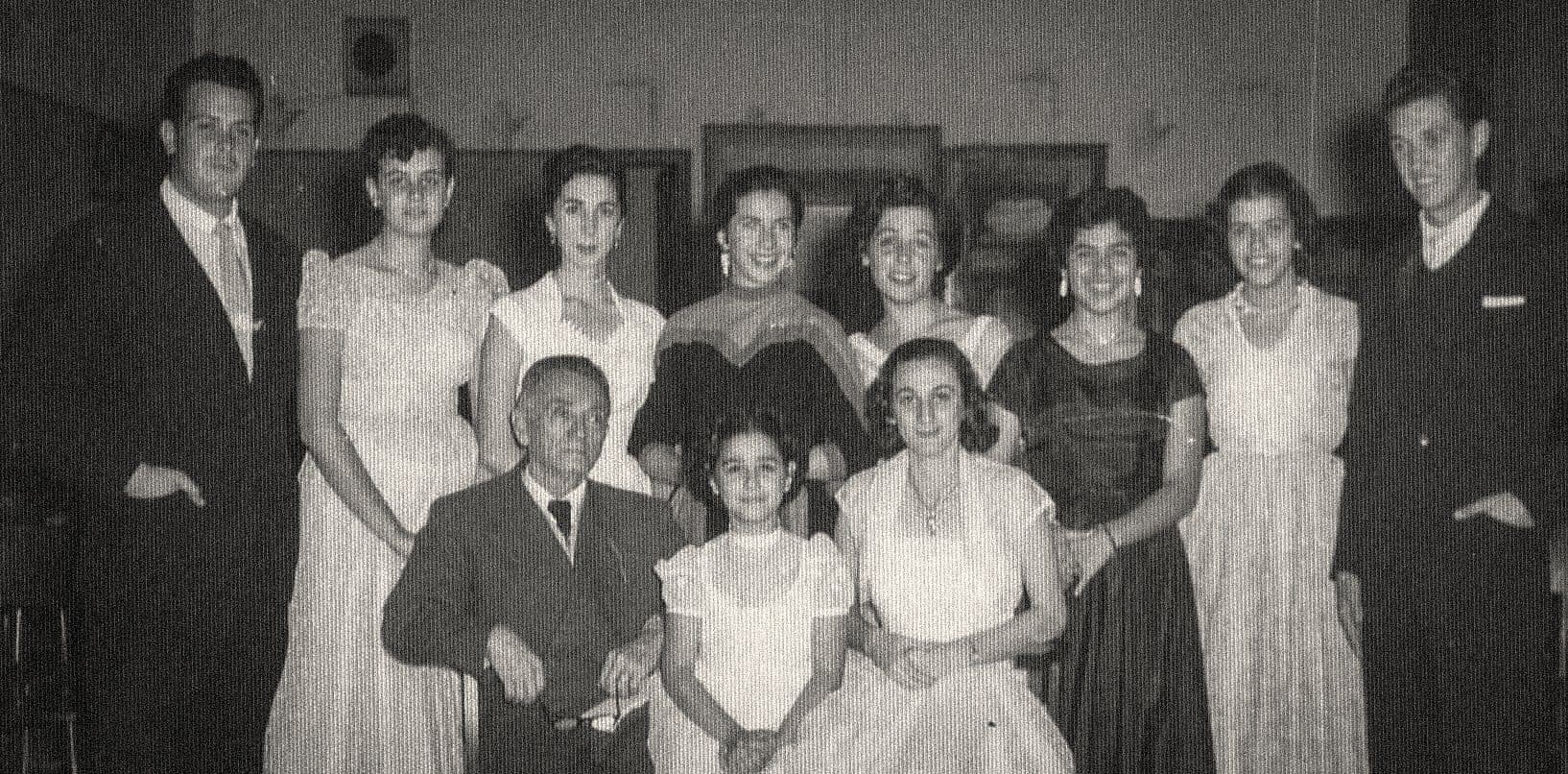 A professora Miriam Pipano (à esquerda) e alunos — décadas de formação musical ligadas ao Theatro.