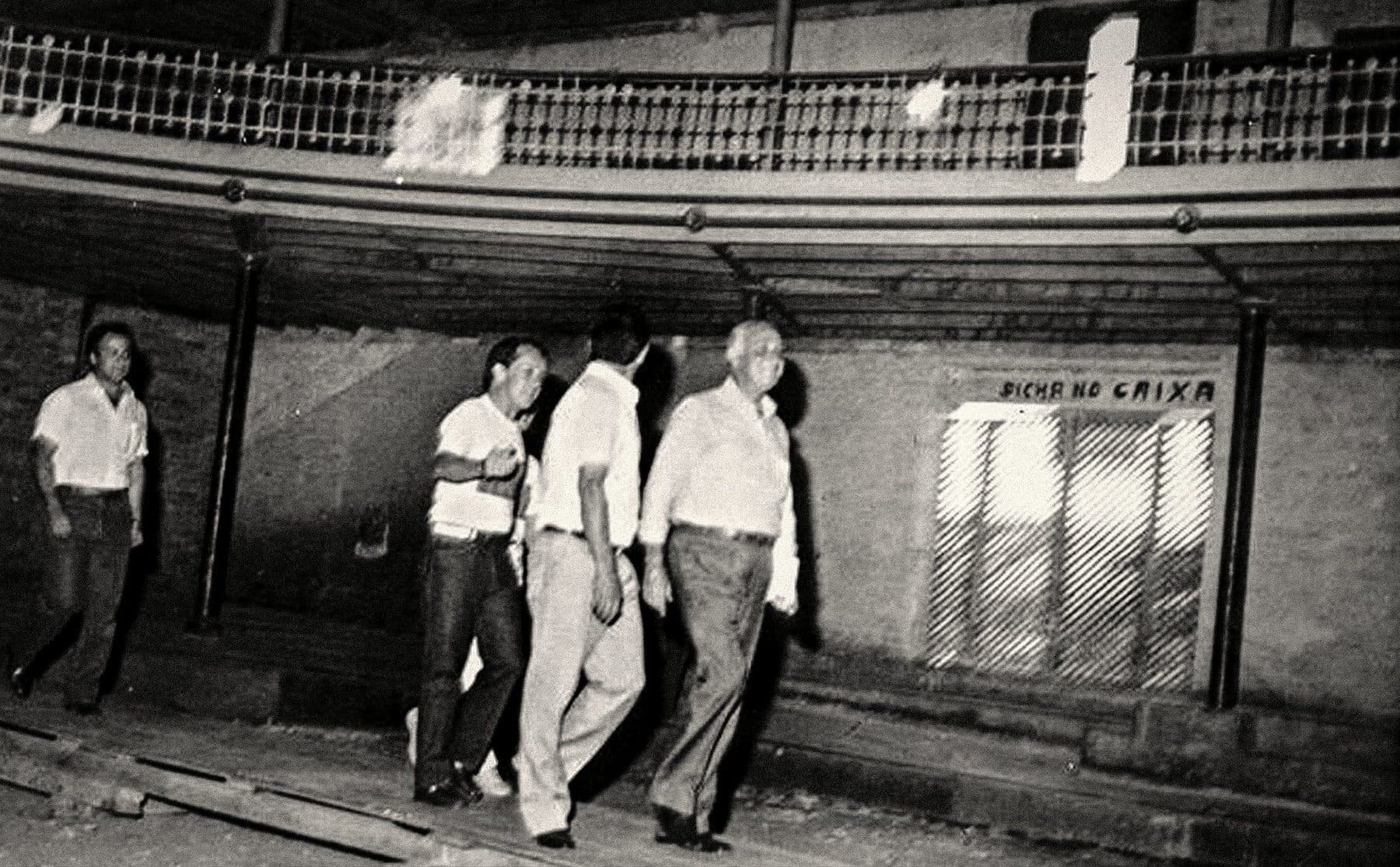 O governador Franco Montoro em visita ao Theatro, durante o processo de preservação.