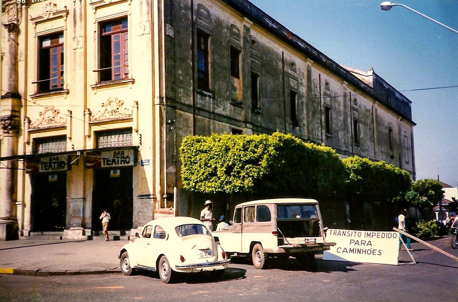 O corte das árvores na rua lateral, em 1986 — episódio da mobilização em torno do edifício.