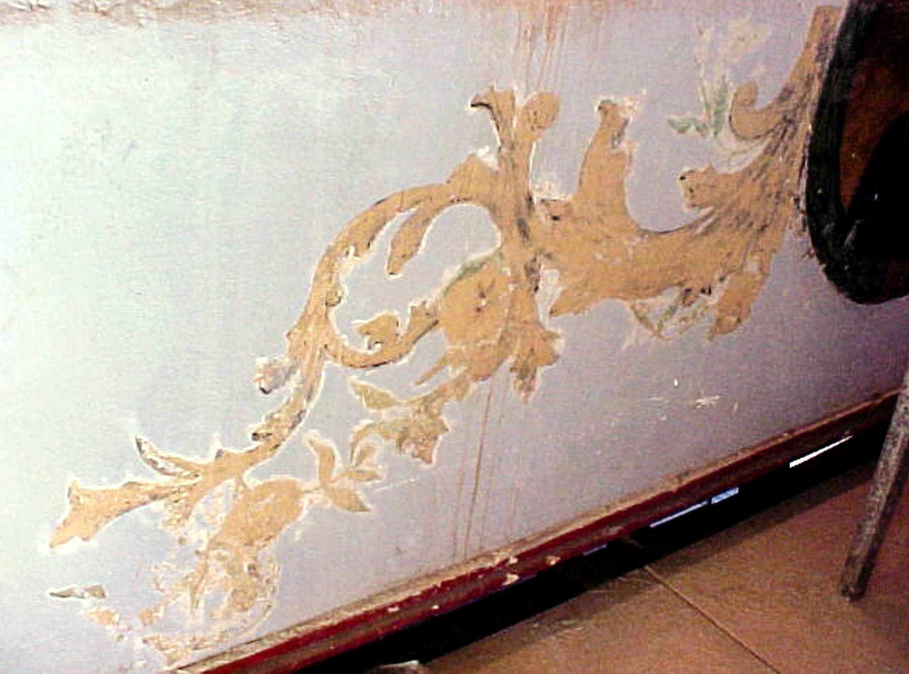 Decapagem — a remoção controlada das camadas de tinta que escondiam pinturas e ornamentos.