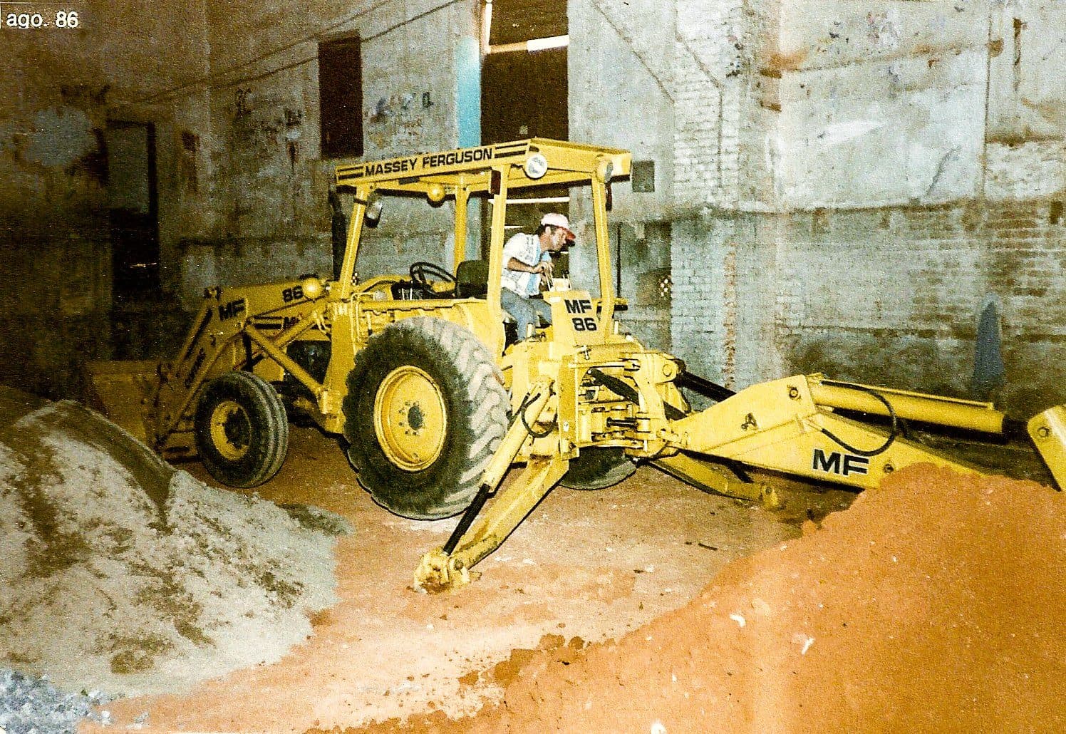 A escavação do fosso da orquestra, sob o palco, durante as obras.