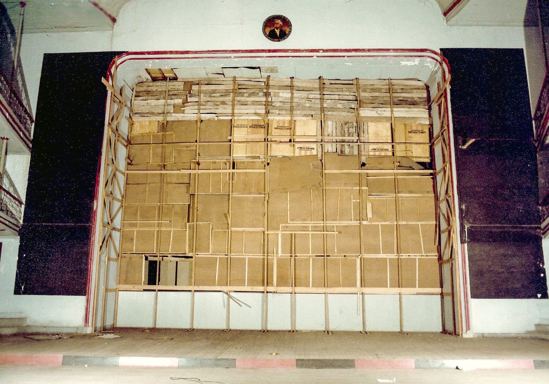 O palco logo após a retirada da tela de cinema, em 1984 — reaparecendo a caixa cênica original.