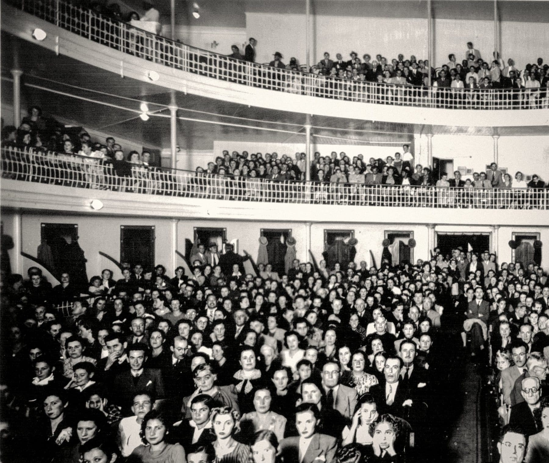 Interior histórico do Theatro com plateia e galerias sobrepostas em forma de ferradura.