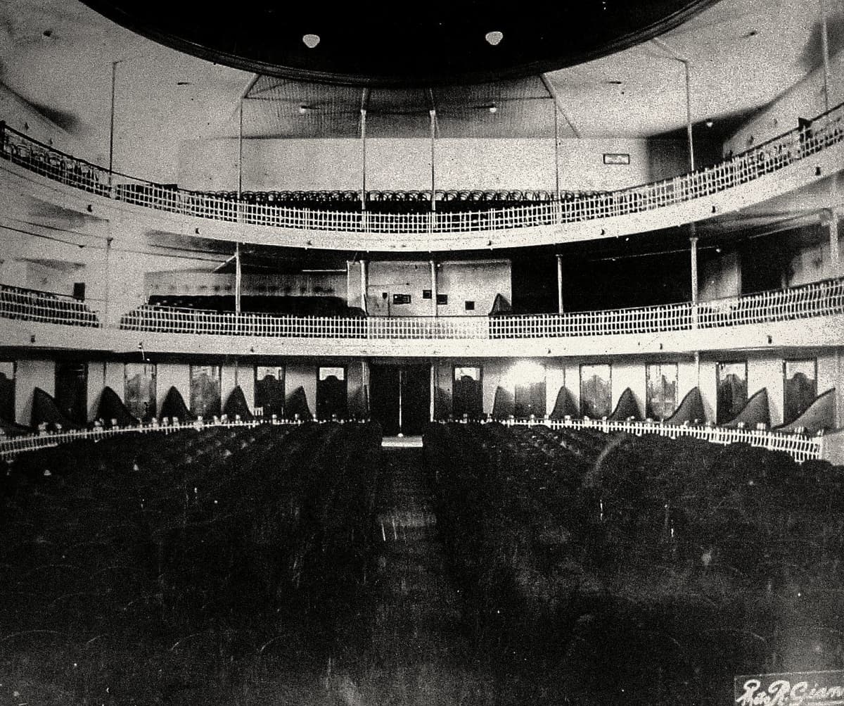 A plateia vista do palco, em registro histórico — a sala original, com a curva das galerias.