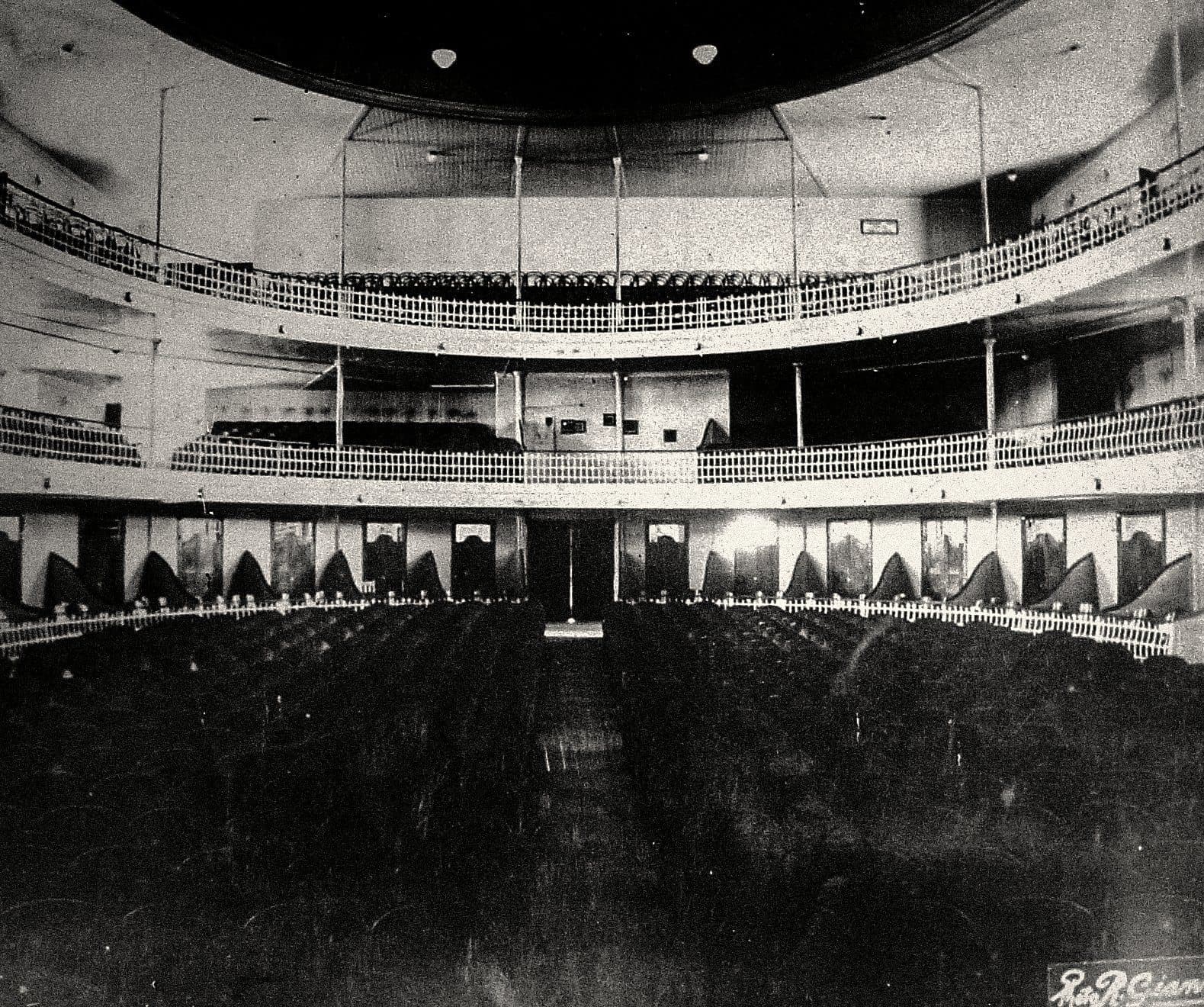 A plateia vista do palco — a sala original, com a curva das galerias e os setores de outrora.