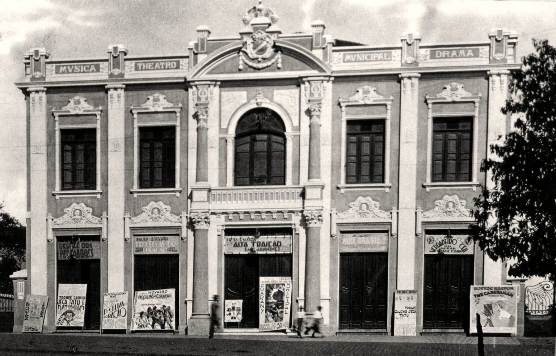 A fachada na época do Cine Theatro, com cartazes de cinema no térreo.