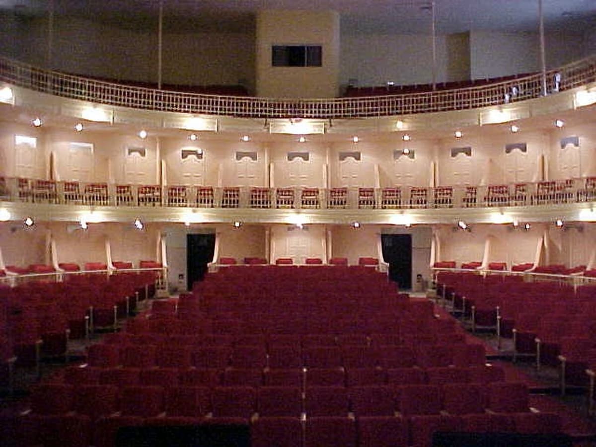 A sala depois do restauro, vista do palco: plateia, frisas, camarotes e galeria.
