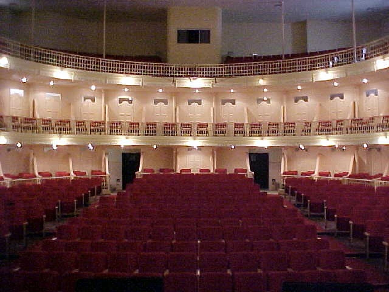A sala depois do restauro, vista do palco: plateia, frisas, camarotes e galeria, um nível sobre o outro.