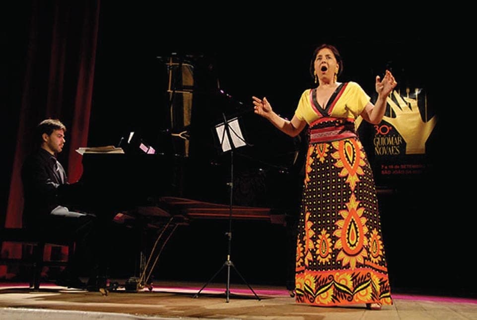 Canto e piano no palco, numa edição da Semana Guiomar Novaes.