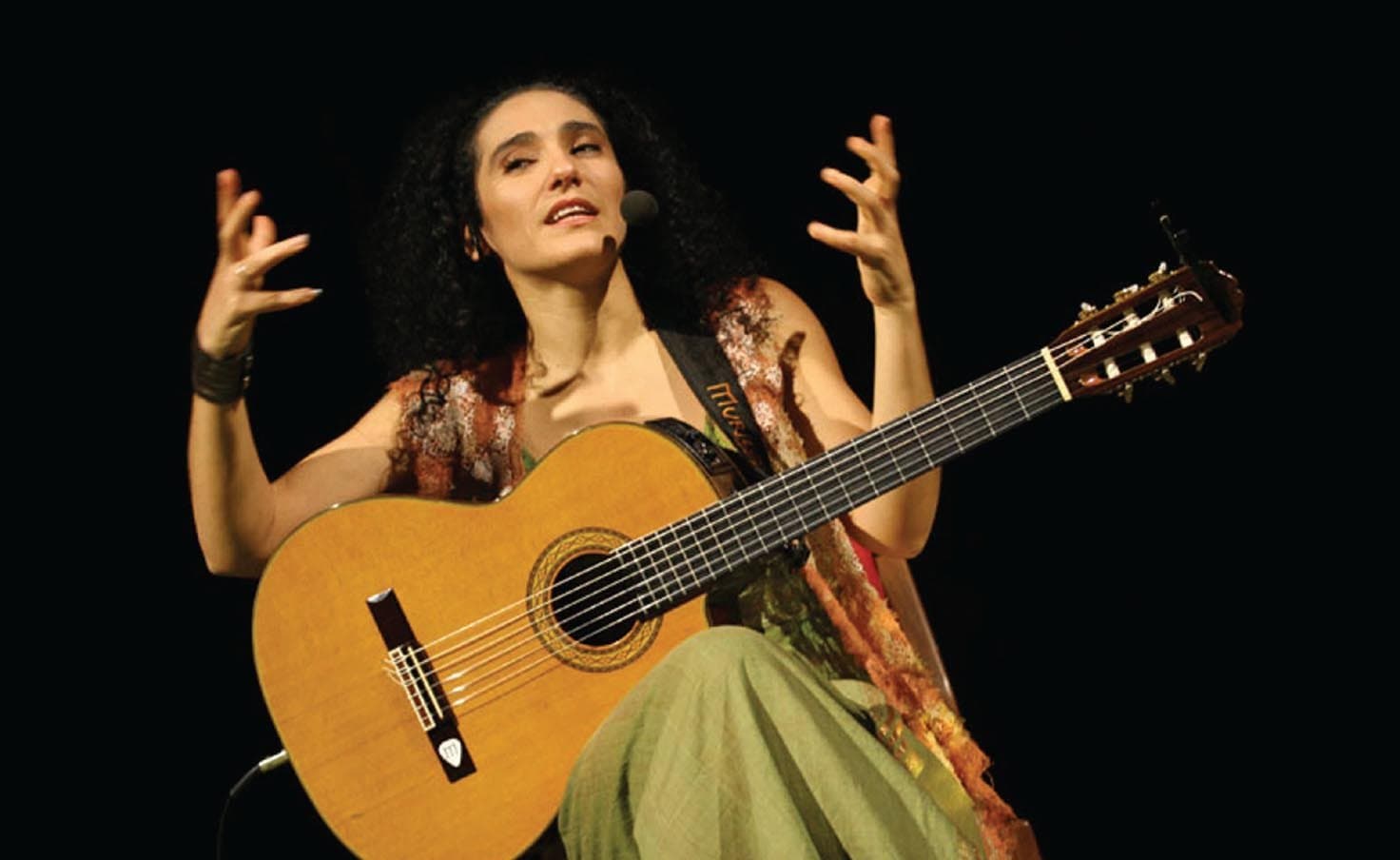 Badi Assad no palco do Theatro.