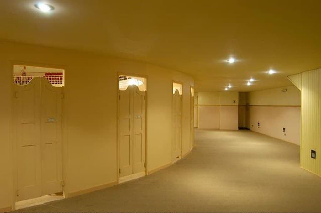 A circulação do segundo andar, com as portas dos camarotes, em 2006.