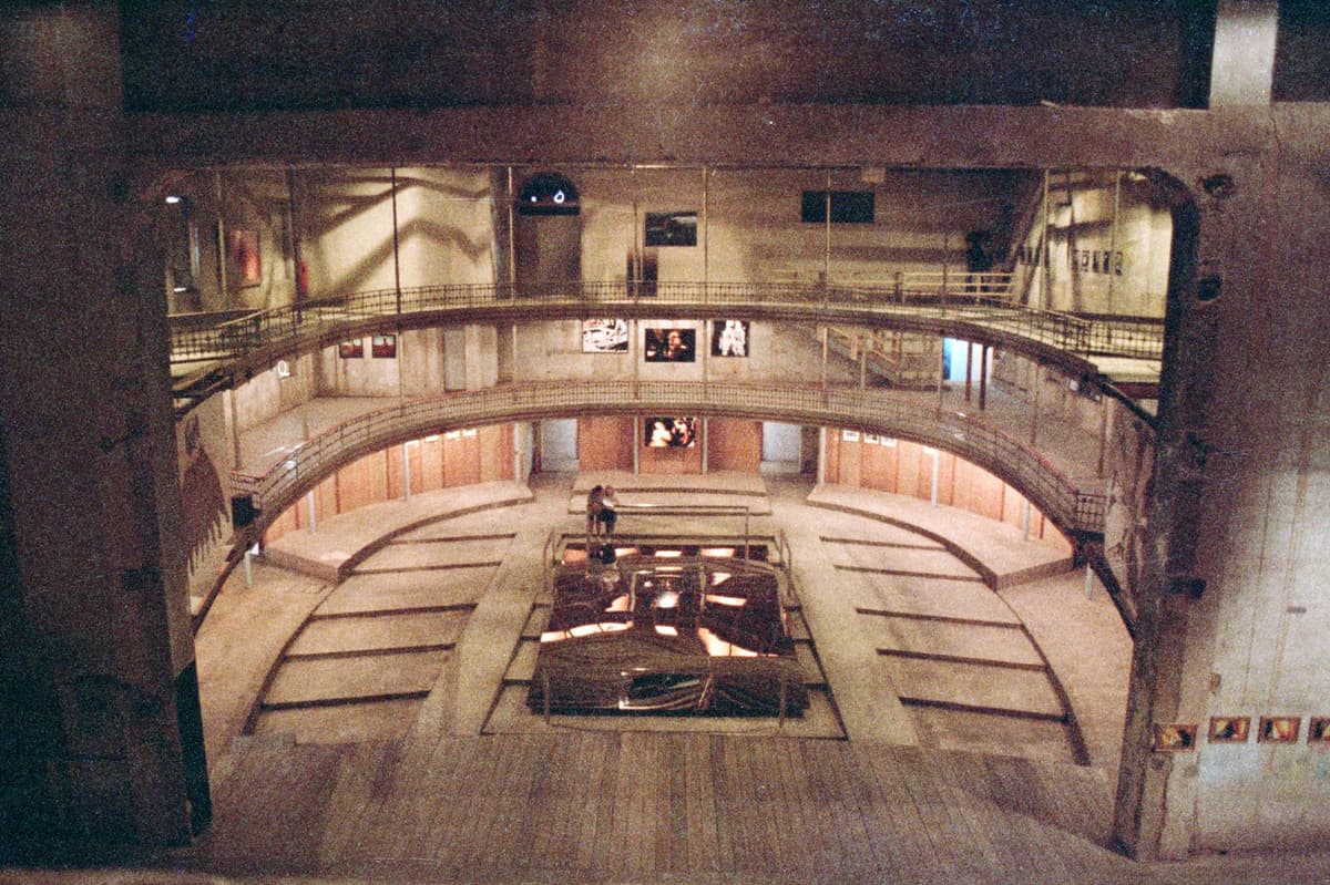 Exposição montada na sala ainda em obras, no fim dos anos 1990.