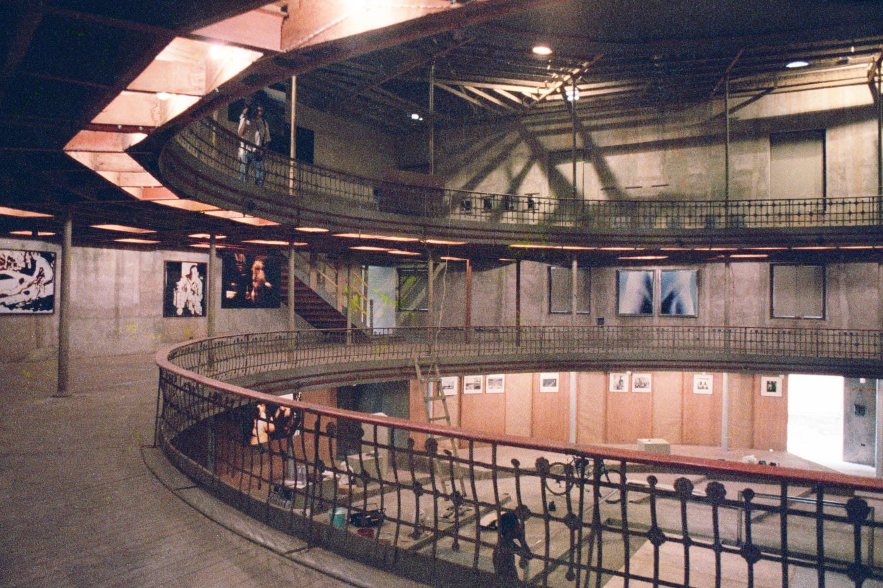 Obras de arte expostas na curva das galerias, com a sala ainda em restauro, no fim dos anos 1990.