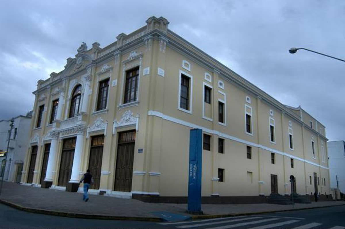 A fachada e a lateral do Theatro ao anoitecer, em 2006.