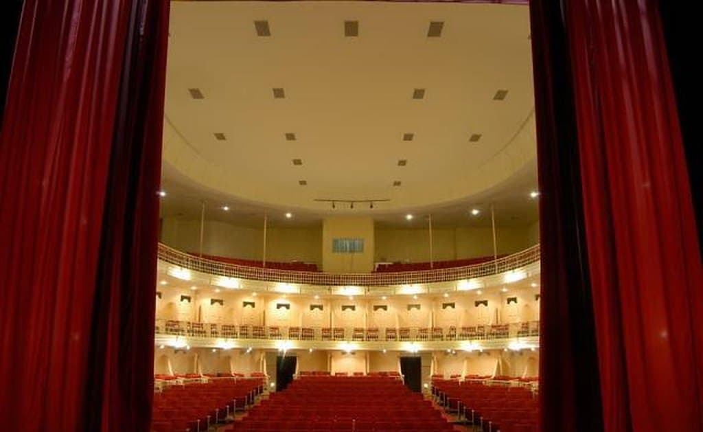 A sala vista do palco, entre as cortinas, em 2006.