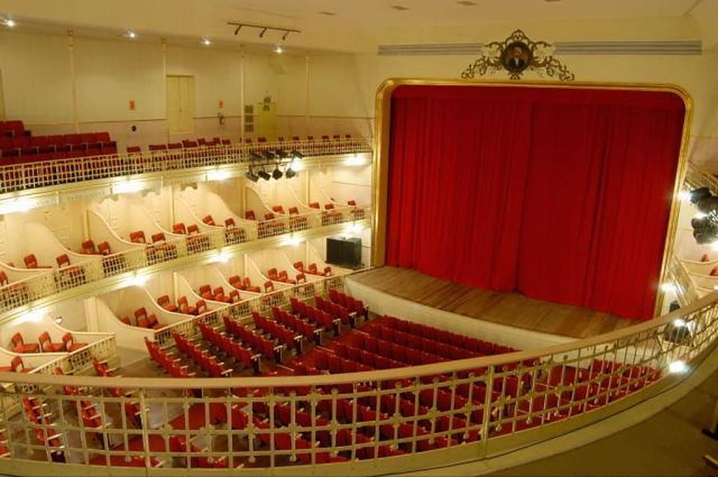 A sala vista do terceiro andar, em 2006: a boca de cena com a cortina fechada, a plateia e as frisas.