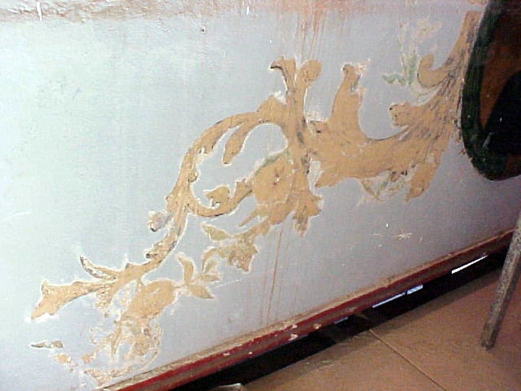 Os arabescos da faixa decorativa em processo de recuperação.