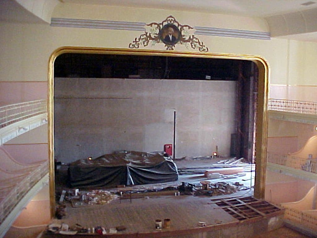 A boca de cena e o palco ainda em obras, com as frisas já reconstruídas.