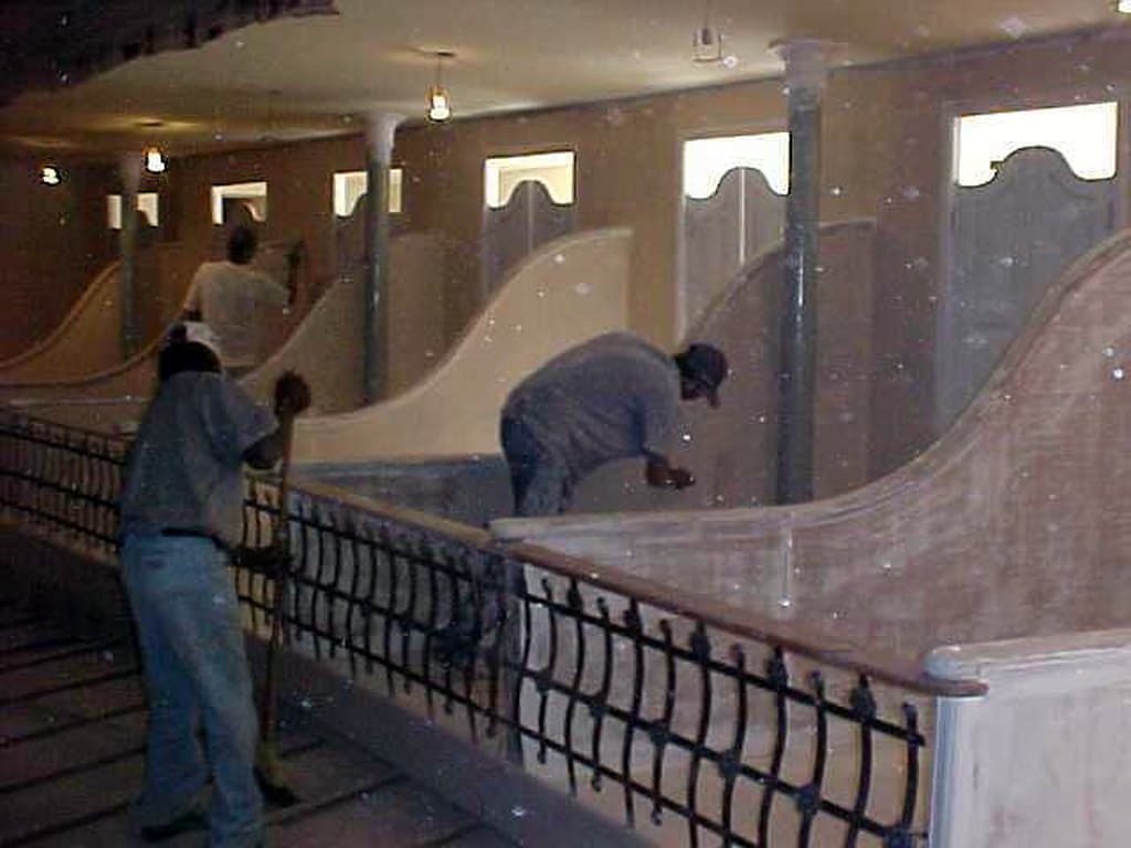 A pintura das divisórias, junto ao gradil de ferro.