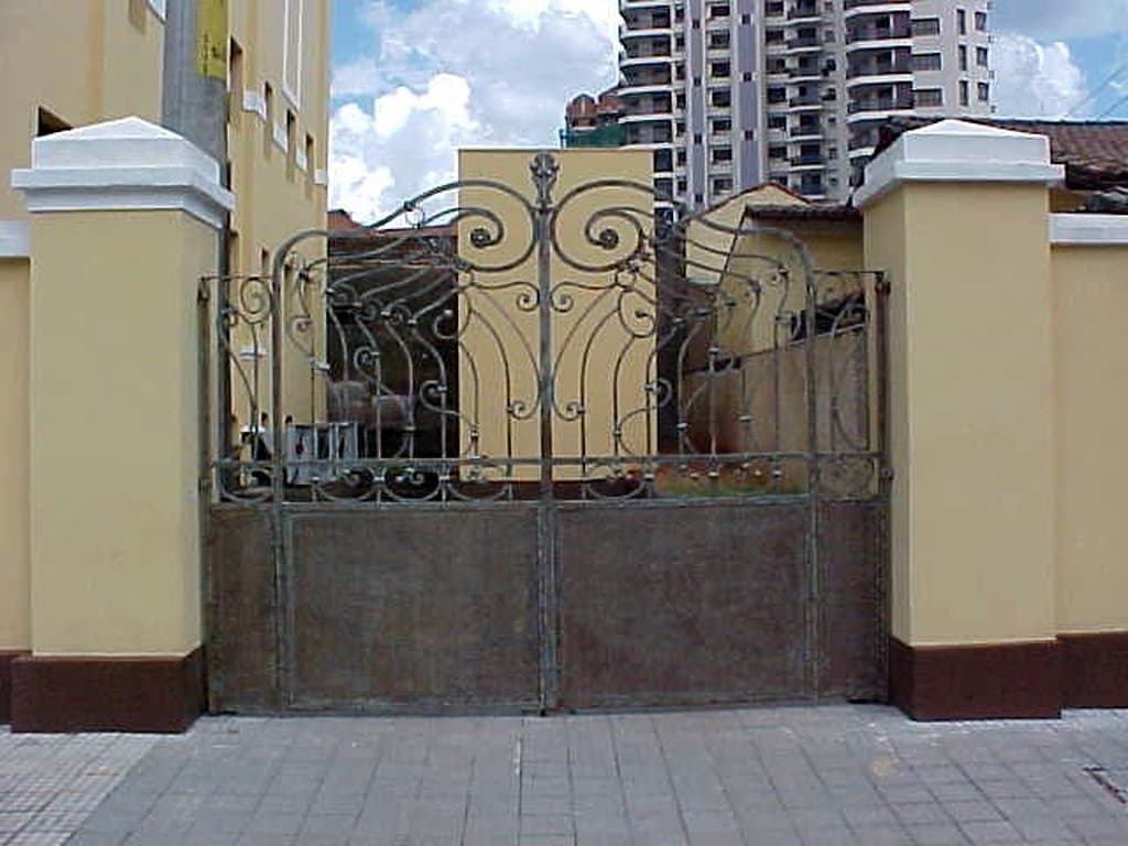 O portão de ferro dos fundos, trabalho de serralheria do restauro.